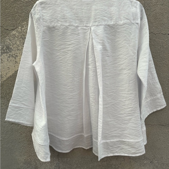 Comfy brand white top. Size Small. Box pleat in back. Can be worn as a jacket - Picture 4 of 4